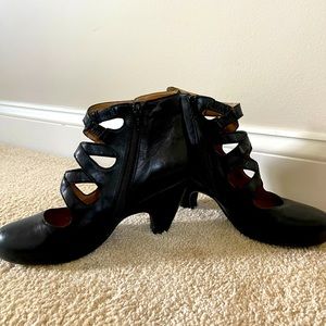 MIZ MOOZ BLACK CLOSED TOE STRAP BOOTIE